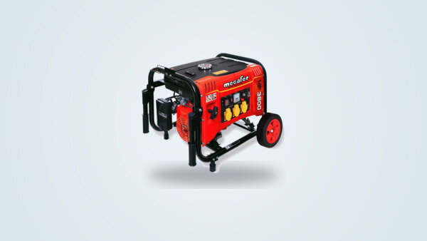 Generador de gasolina Mecafer MF3800 rojo y negro, chasis tubular sobre ruedas, visto de tres cuartos, asas abatibles plegadas