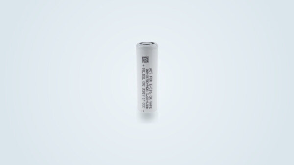 Célula de iones de litio Molicel P42A en formato 21700, polo positivo plano (Flat Top), en posición vertical sobre fondo claro