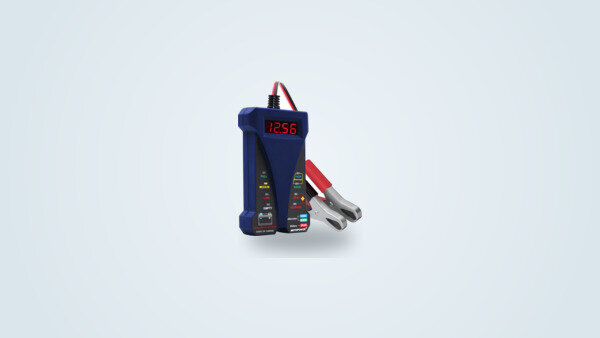 Comprobador de batería Motopower MP0514B visto de tres cuartos, pantalla LCD con una tensión, pinzas roja y negra y ocho LED de color visibles