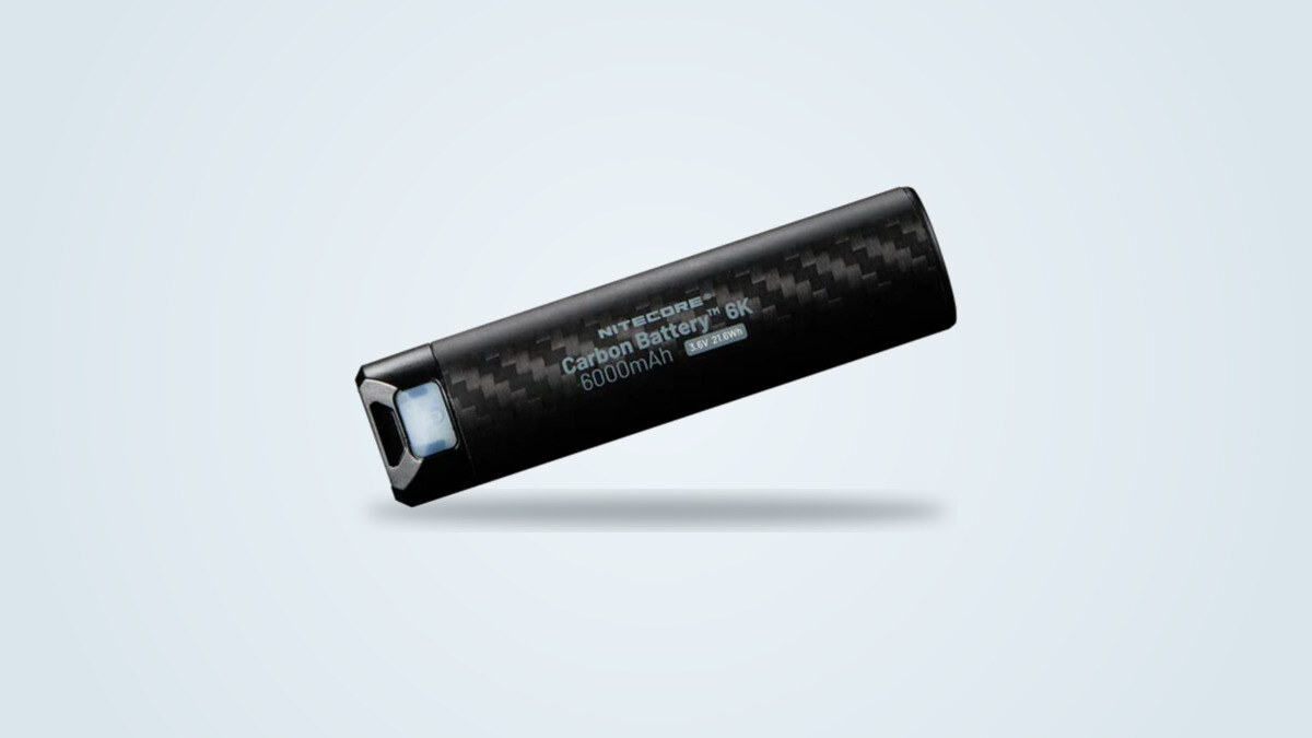 Nitecore Carbon 6K Powerbank aus schwarzer Kohlefaser, diagonal auf hellem Hintergrund fotografiert