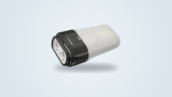 Lampe-lanterne Nitecore LR70 photographiée de trois quarts, tête de lampe torche noire aux deux LED visibles et corps de lanterne translucide en arrière-plan