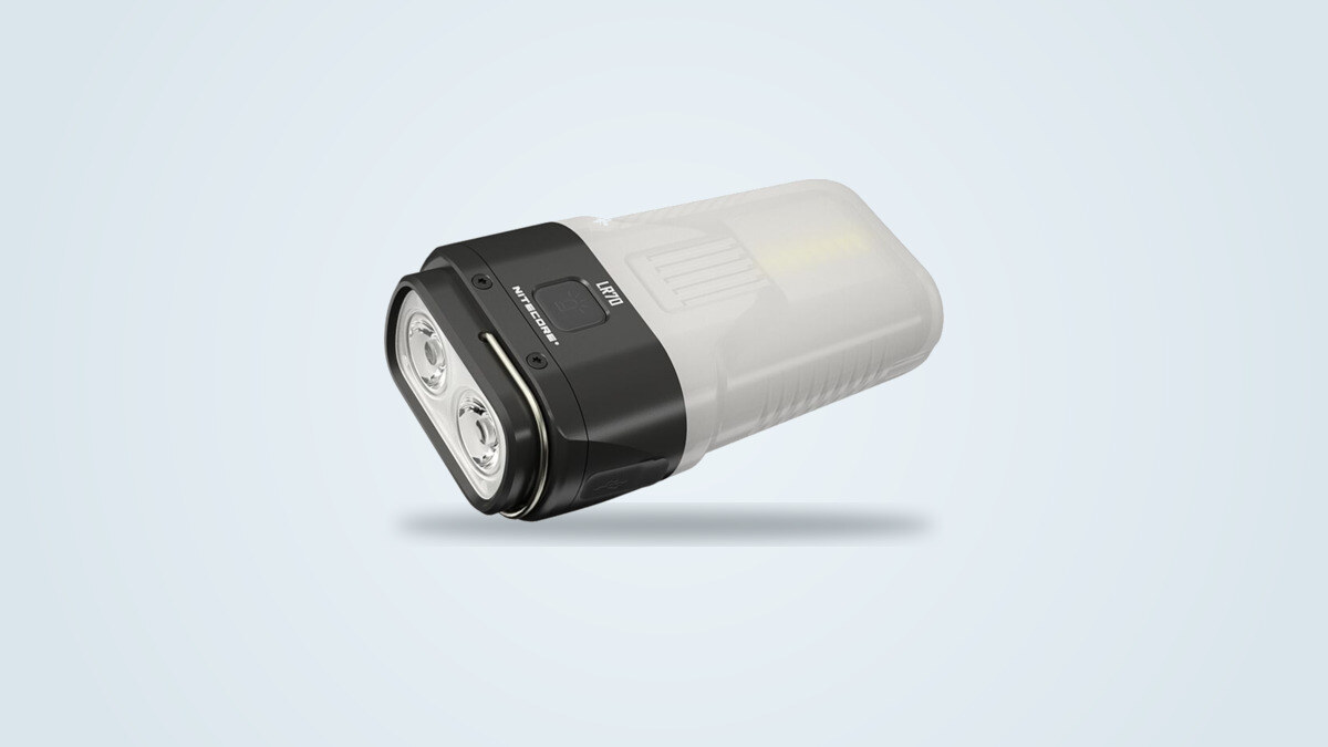 Lampe-lanterne Nitecore LR70 photographiée de trois quarts, tête de lampe torche noire aux deux LED visibles et corps de lanterne translucide en arrière-plan