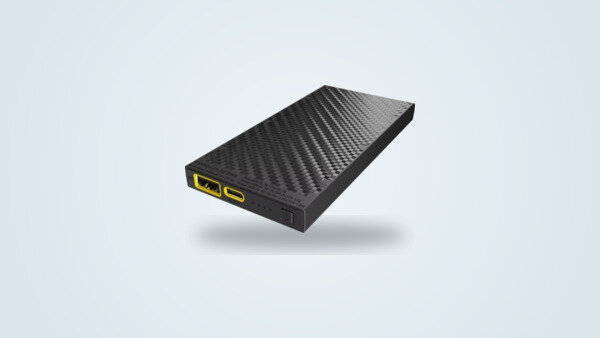 Power bank Nitecore NB10000 in fibra di carbonio intrecciata, vista di tre quarti con porte USB-C e USB-A dai bordi gialli