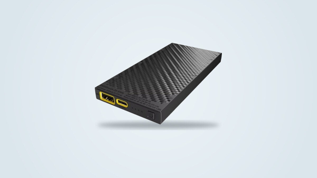 Nitecore NB10000 Powerbank aus gewebtem Karbon, Dreiviertelansicht mit USB-C- und USB-A-Anschluss mit gelber Umrandung