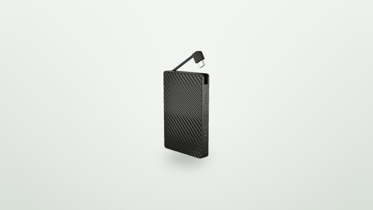 Externer Akku Nitecore Pocket 10000 vor hellem Hintergrund