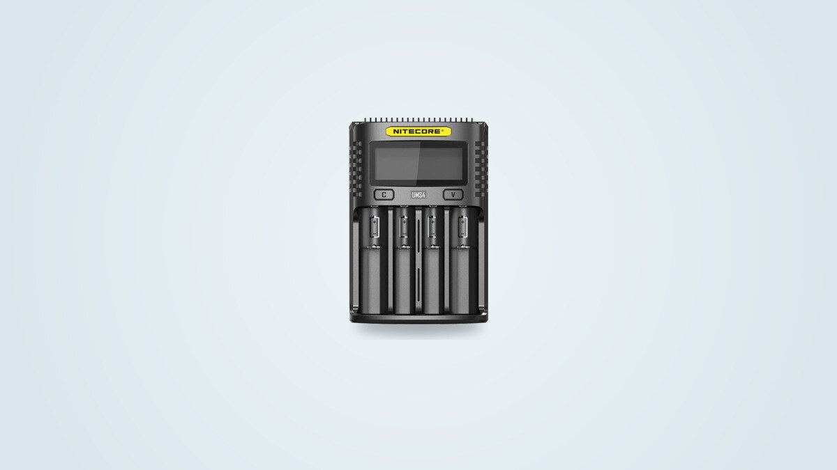 Caricatore di accumulatori Nitecore UMS4 a quattro slot con schermo LCD