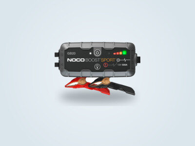 Arrancador de emergencia Noco GB20 Boost Sport con pinzas de arranque, sobre fondo claro