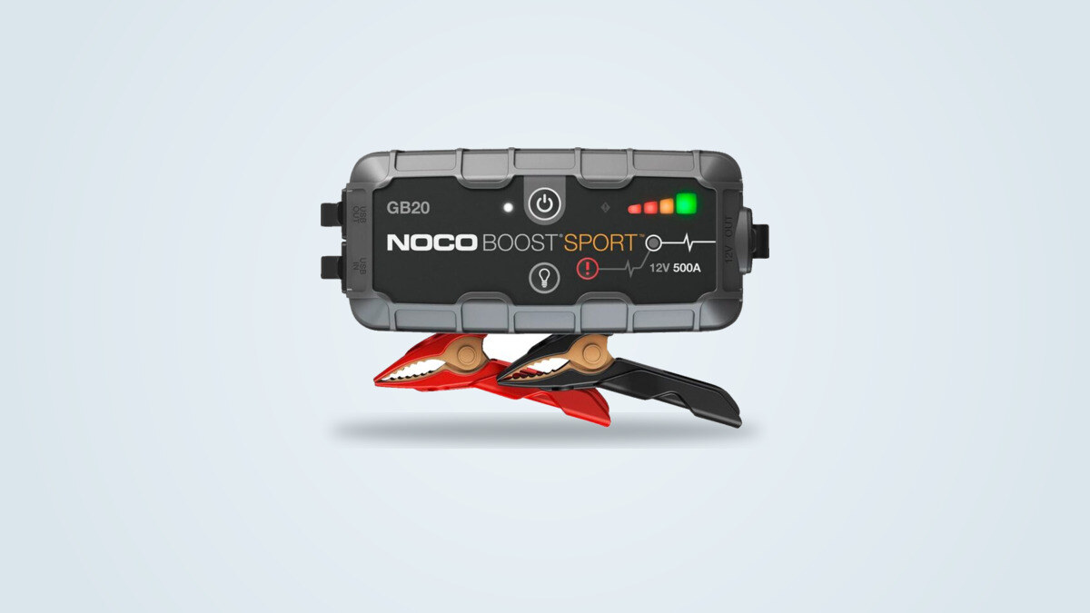 Arrancador de emergencia Noco GB20 Boost Sport con pinzas de arranque, sobre fondo claro