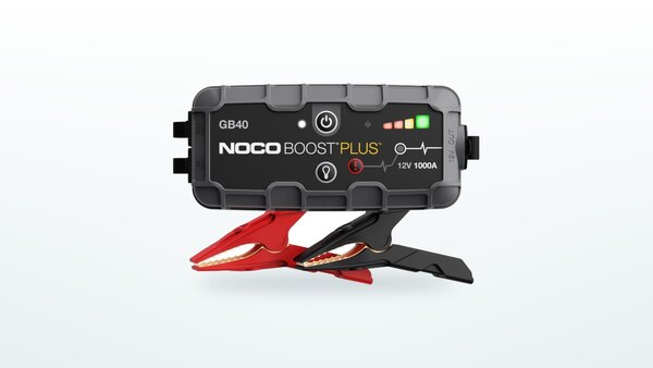 Arrancador de baterías NOCO GB40 Boost Plus visto de frente, indicador de carga y pinzas roja y negra visibles