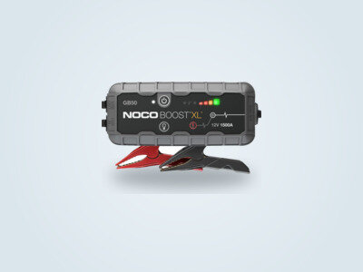 Arrancador de emergencia Noco GB50 Boost XL con pinzas de arranque, sobre fondo claro