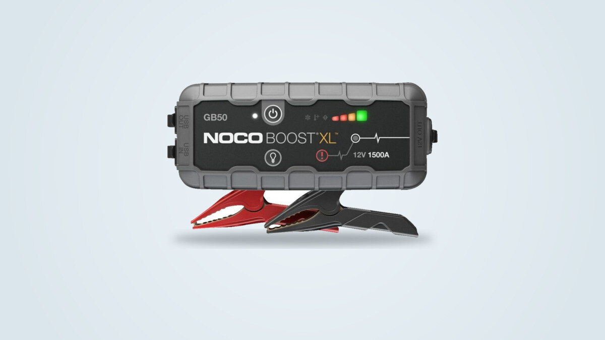 Arrancador de emergencia Noco GB50 Boost XL con pinzas de arranque, sobre fondo claro