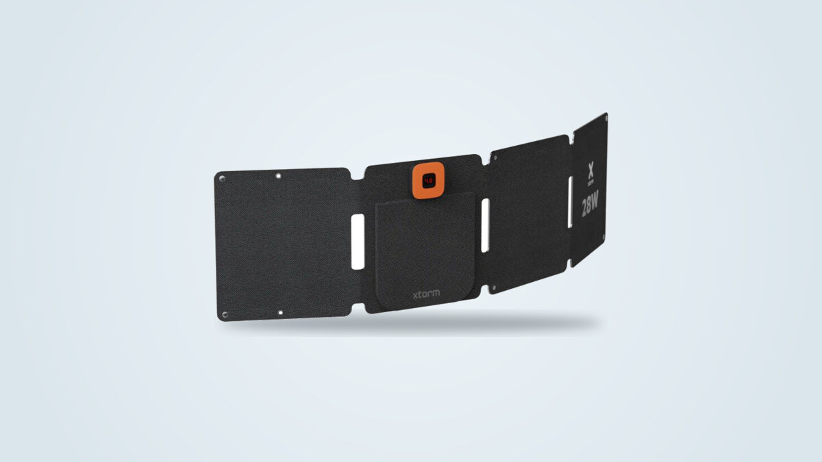 Panel solar plegable Xtorm SolarBooster 28W desplegado en cuatro paneles, pantalla LCD y logotipo X 28W visibles