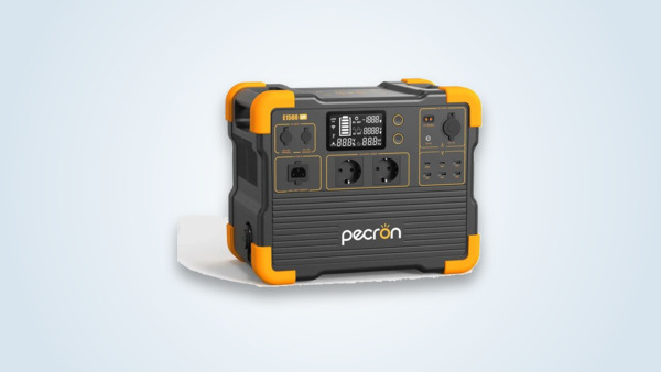Tragbare Powerstation Pecron E1500LFP, Display leuchtet, Steckdosenleiste sichtbar