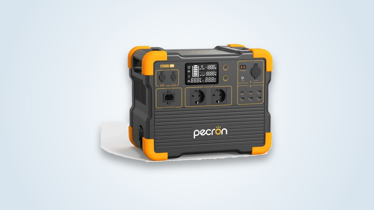 Tragbare Powerstation Pecron E1500LFP, Display leuchtet, Steckdosenleiste sichtbar