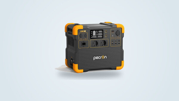 Power station portatile Pecron E2400LFP di tre quarti, schermo acceso con carica e potenze, due prese di rete europee visibili