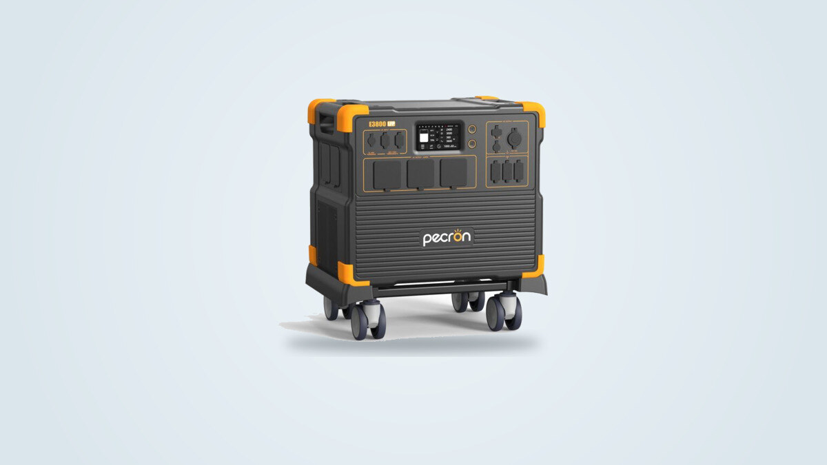 Power station portatile Pecron E3800LFP di tre quarti, schermo acceso e tre prese di corrente europee visibili sul pannello frontale