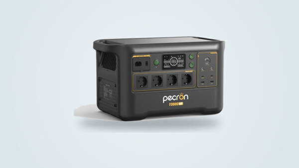 Power station portatile Pecron F3000LFP di tre quarti, schermo acceso, quattro prese di corrente europee visibili sul pannello frontale