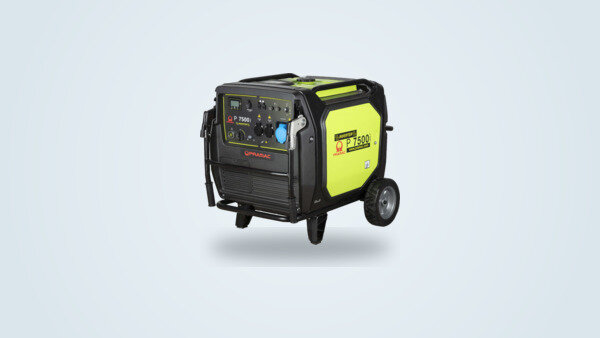 Generador inverter Pramac P7500i sobre carro con ruedas, visto de tres cuartos, con el asa telescópica y las tomas de 230 V visibles