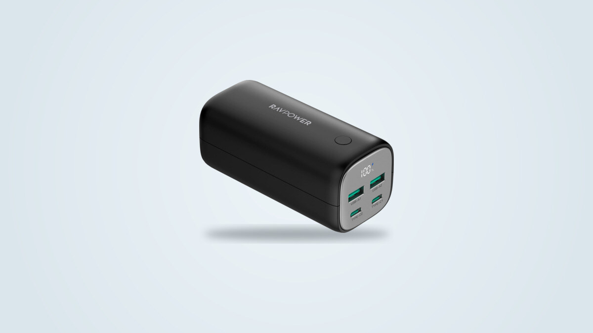 RAVPower PD Pioneer 20000mAh Powerbank schräg von vorne auf hellem Verlaufshintergrund, LED-Display zeigt 100% und vier Anschlüsse (zwei USB-C, zwei USB-A) sichtbar