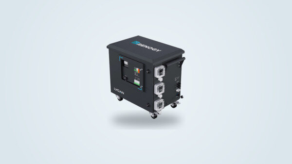 Renogy Lycan 5000 Power Box ripresa di tre quarti sulle sue ruote, con schermo di controllo e prese visibili
