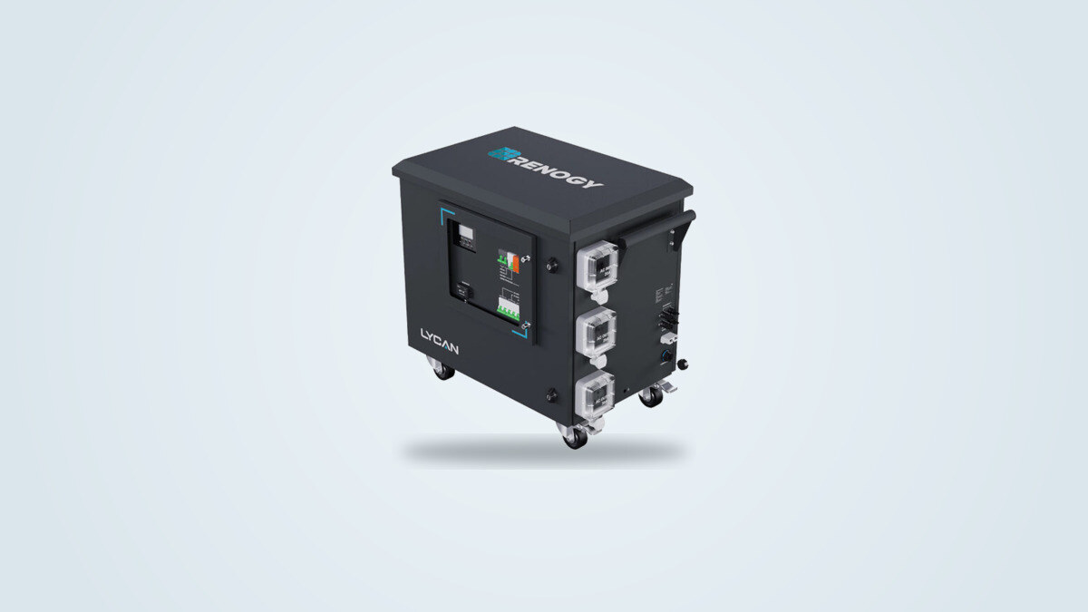 Renogy Lycan 5000 Power Box vista de tres cuartos sobre sus ruedas, con pantalla de control y enchufes visibles