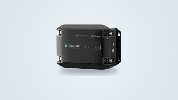 Cargador DC-DC Renogy RBC40D1U-BT2 visto de tres cuartos, con los terminales ALT y BAT visibles y los indicadores Battery, Fault y Type