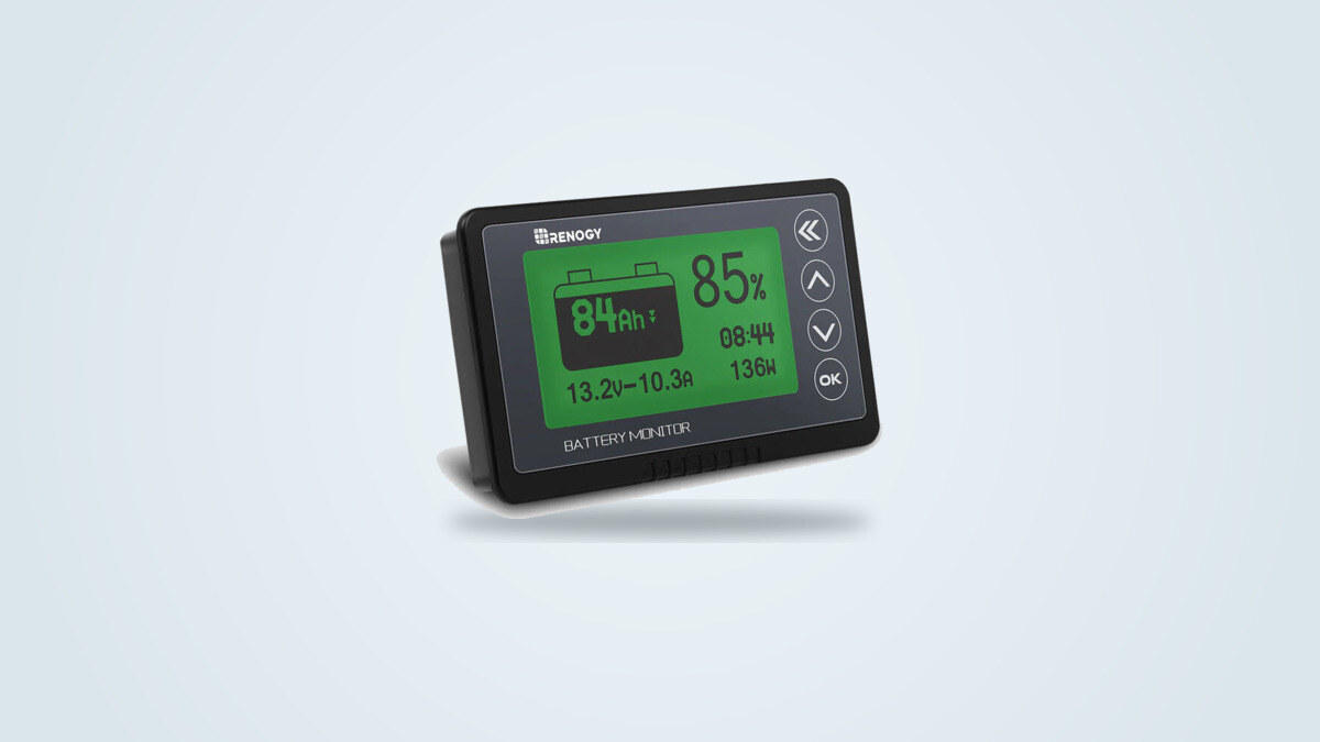 Monitor di batteria Renogy RBM500 visto di tre quarti, display LCD retroilluminato che mostra tensione, corrente e percentuale di carica