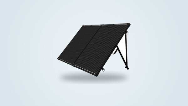 Renogy Solarkoffer 200W aufgeklappt auf seinen verstellbaren Stützfüßen, zwei monokristalline Module und Voyager-Regler sichtbar, Dreiviertelansicht vor hellem Farbverlauf