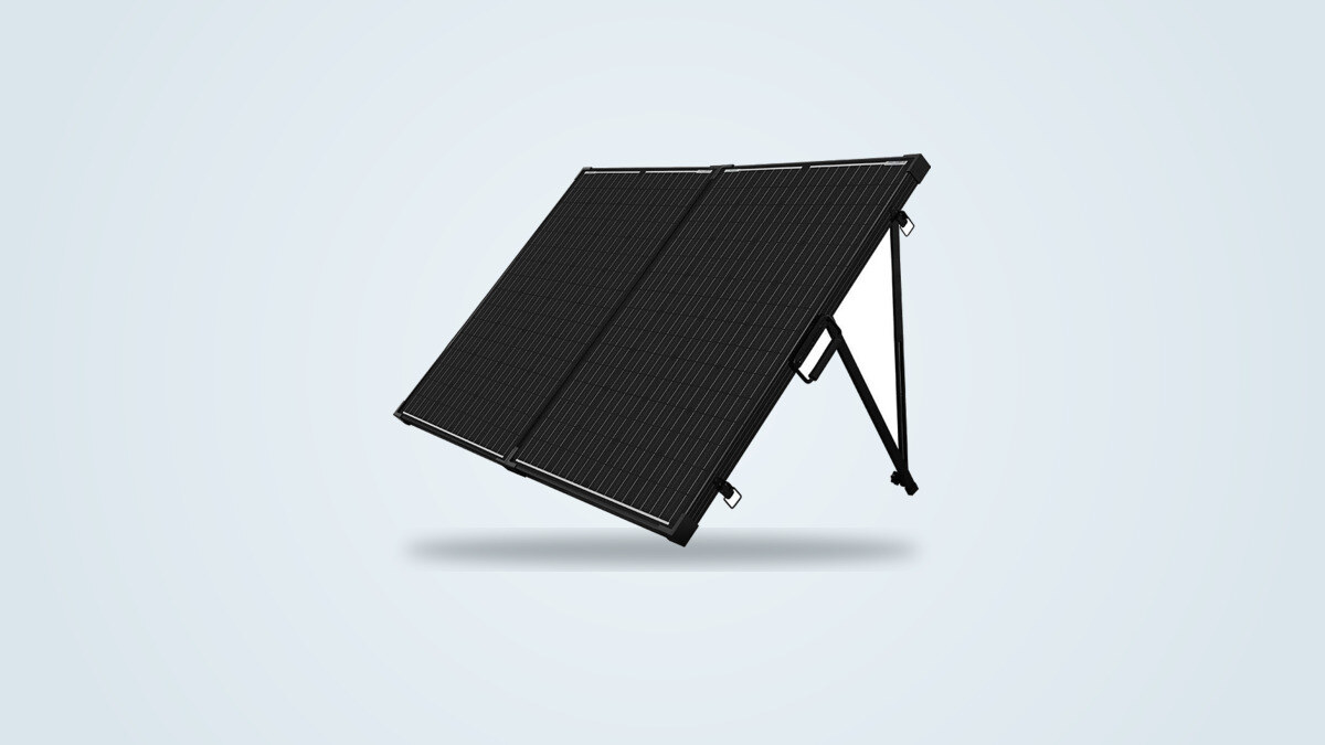 Renogy Solarkoffer 200W aufgeklappt auf seinen verstellbaren Stützfüßen, zwei monokristalline Module und Voyager-Regler sichtbar, Dreiviertelansicht vor hellem Farbverlauf