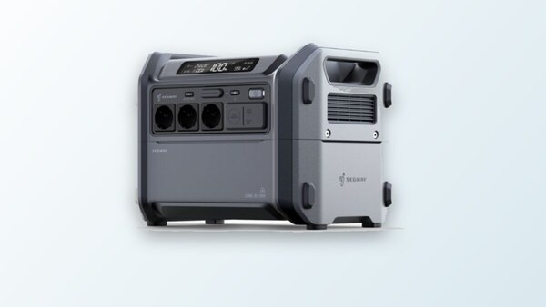 Modulare Powerstation Segway Cube 1000 auf dem Boden, LCD-Display zeigt den Ladezustand an