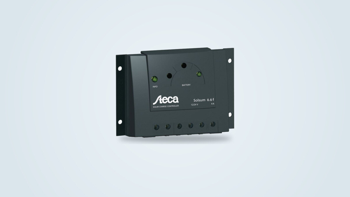 Regulador de carga solar Steca Solsum 0606 con indicadores LED y bornes de conexión visibles