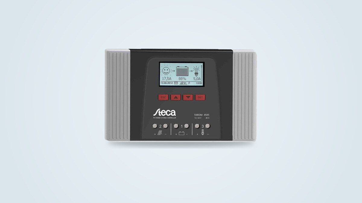 Regulador de carga solar Steca Tarom 4545 con pantalla LCD gráfica y botones de control visibles
