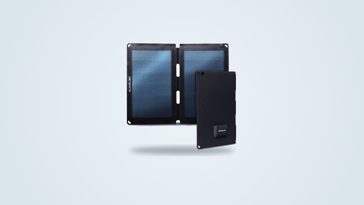 Panel solar flexible Sunslice Fusion Flex 12W desplegado, células CIGS y ojales de sujeción visibles