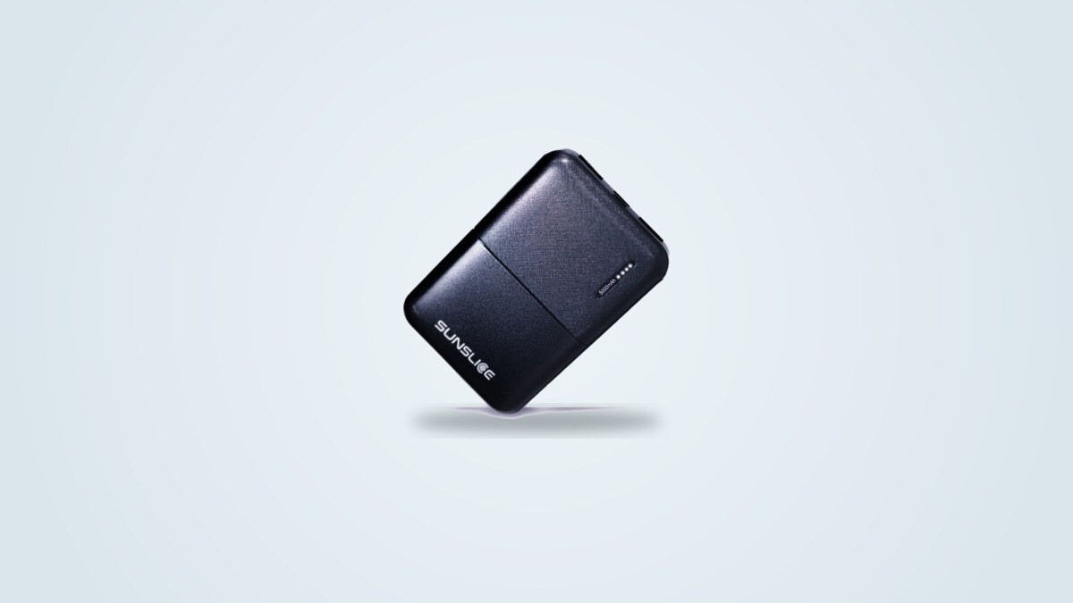 Power bank Sunslice Gravity 5 grigio antracite in vista di tre quarti, indicatore di carica a LED e logo Sunslice visibili sul bordo