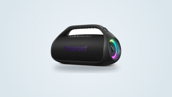 Bluetooth-Lautsprecher Tronsmart Bang 2 von schräg vorne, leuchtender RGB-Lichtring und Tragegriff sichtbar