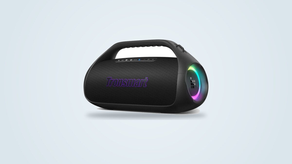 Bluetooth-Lautsprecher Tronsmart Bang 2 von schräg vorne, leuchtender RGB-Lichtring und Tragegriff sichtbar