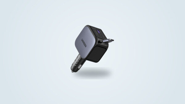 Cargador de coche Ugreen 145W Nexode con cable USB-C retráctil y sus puertos visibles