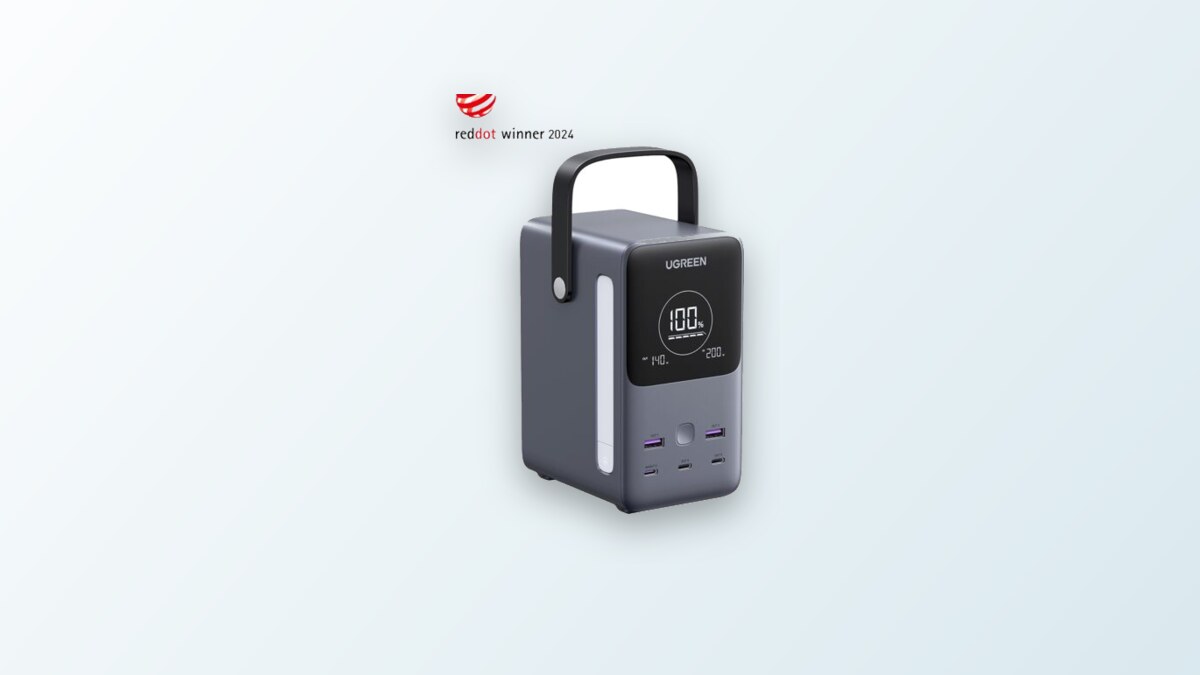 Externe Batterie Ugreen 300W 48000mAh auf einem Tisch, Digitalanzeige zeigt den Ladestand