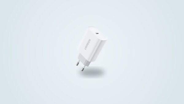 Cargador de red Ugreen 30W USB-C blanco visto de tres cuartos, con el puerto USB-C visible arriba y el enchufe europeo de pines fijos