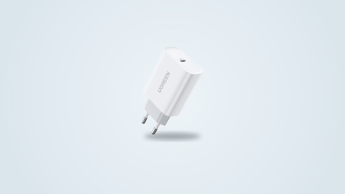 Cargador de red Ugreen 30W USB-C blanco visto de tres cuartos, con el puerto USB-C visible arriba y el enchufe europeo de pines fijos