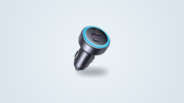 Cargador de mechero Ugreen 30W gris oscuro visto de tres cuartos, anillo luminoso azul alrededor de los tres puertos USB-C1, USB-A y USB-C2
