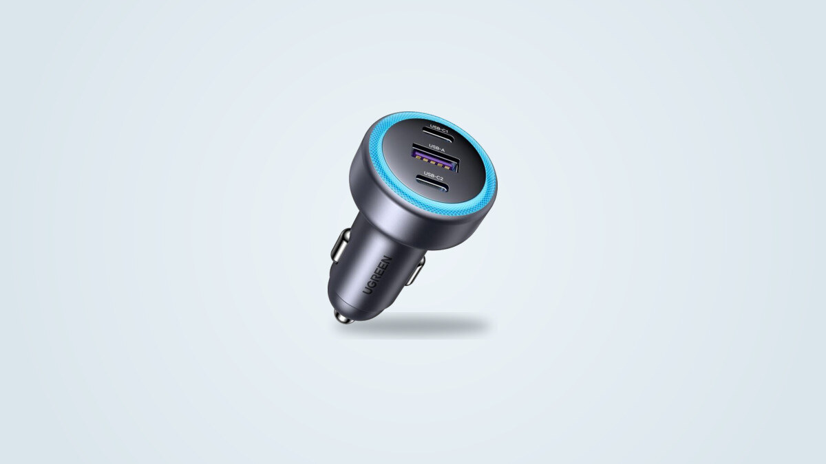 Cargador de mechero Ugreen 30W gris oscuro visto de tres cuartos, anillo luminoso azul alrededor de los tres puertos USB-C1, USB-A y USB-C2