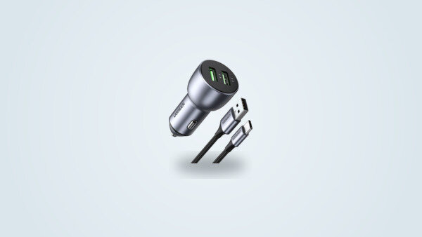 Cargador de coche Ugreen 36W con sus dos puertos USB-A y su anillo luminoso azul