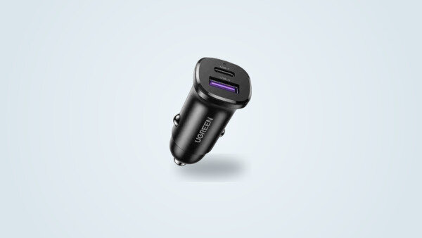 Cargador de coche Ugreen 52,5W con su puerto USB-C y su puerto USB-A vistos de frente