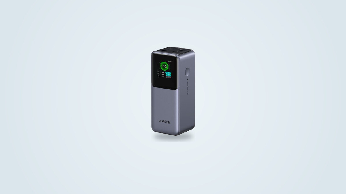 Ugreen Nexode 20000 130W Powerbank in Dreiviertelansicht, Farbdisplay eingeschaltet mit 100 % und der Leistung der Ports C1, C2 und A, seitliche Taste und Anschlüsse an der Oberkante