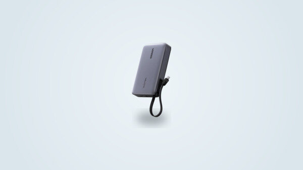 Power bank Ugreen Nexode 20000 145W en vista de tres cuartos, cable USB-C integrado enrollado contra la carcasa, pantalla frontal con el porcentaje de carga