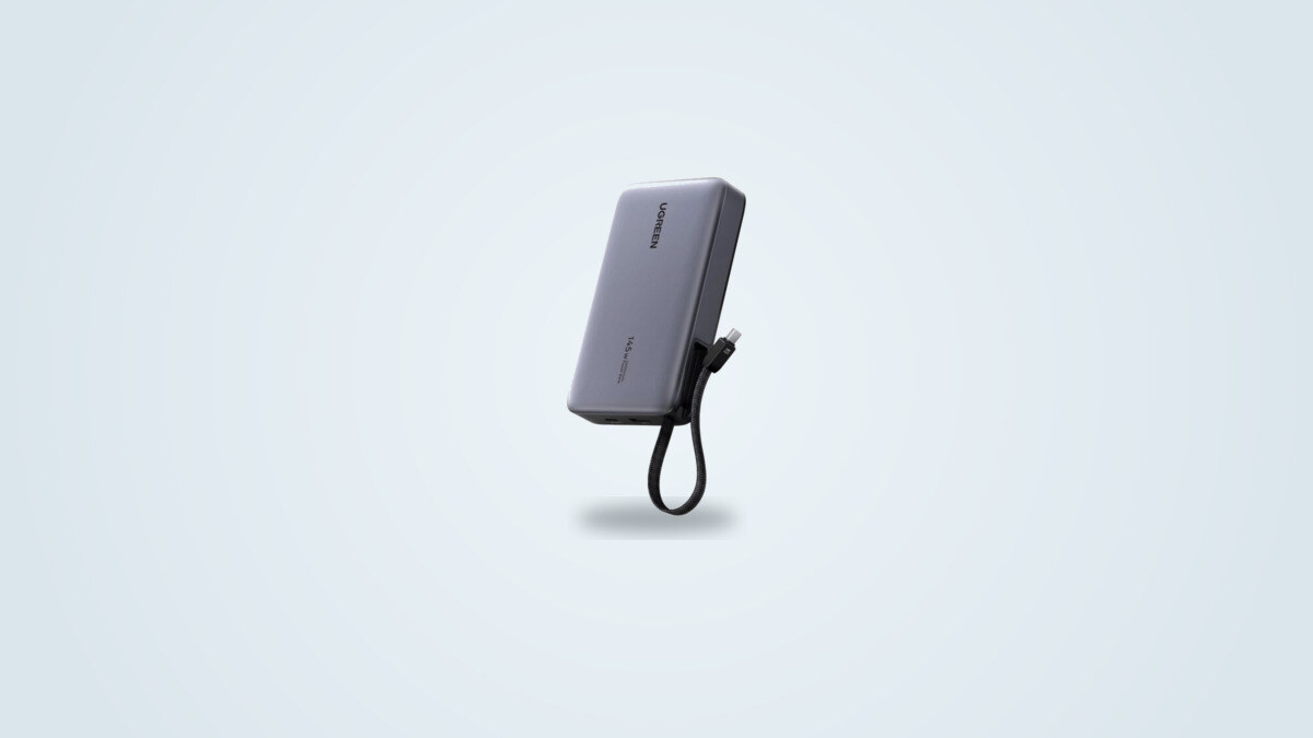 Power bank Ugreen Nexode 20000 145W vista di tre quarti, cavo USB-C integrato ripiegato ad anello contro il corpo, display frontale che mostra la percentuale di carica
