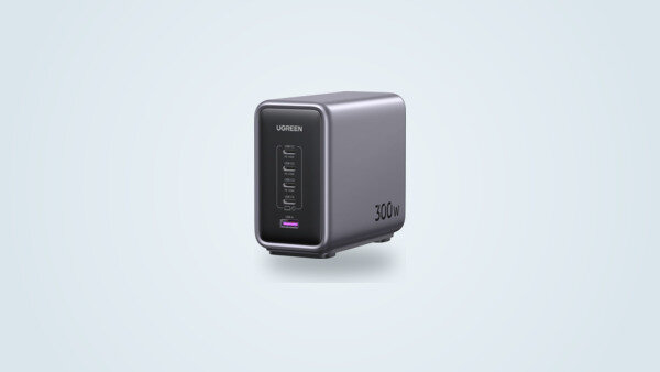 Cargador de sobremesa Ugreen Nexode 300W visto de tres cuartos, cinco puertos visibles en el panel negro