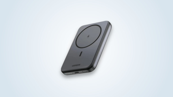 Batterie externe magnétique Ugreen Nexode Mini 5000mAh fixée au dos d'un smartphone, format ultra-fin