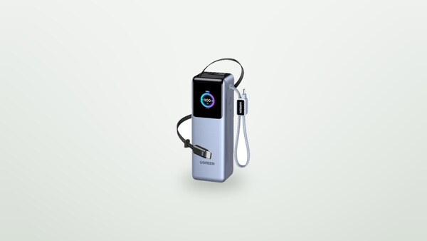 Externer Akku Ugreen Nexode Pro 200W mit seinen zwei integrierten USB-C-Kabeln vor hellem Hintergrund